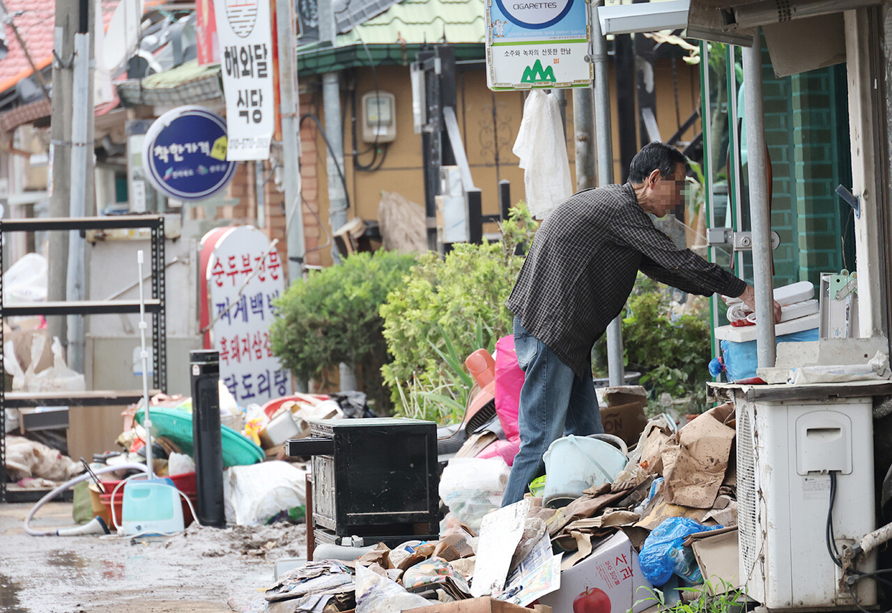 중소기업중앙회는 최근 충청·전라·경상권에 쏟아진 집중호우로 자연재해를 입은 노란우산 가입자에 대해 공제금 지급, 무이자 대출 등을 지원한다. [연합뉴스]