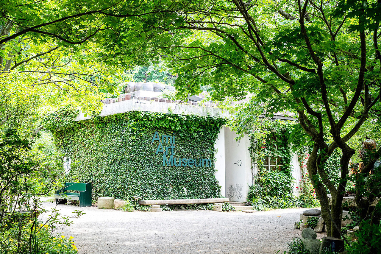 옛 유동초등학교 건물을 고쳐 문화예술공간으로 재탄생시킨 아미미술관.  [한국관광공사]