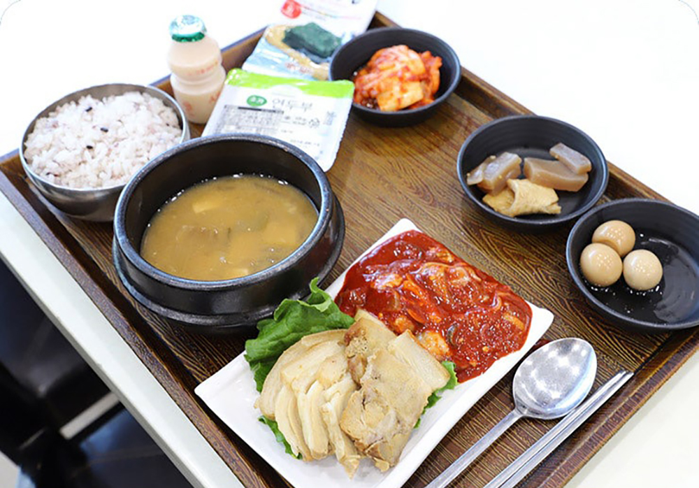 어리굴젓 백반 1만1000원 / 어리굴젓 수육정식 1만3000원 [서산시청]