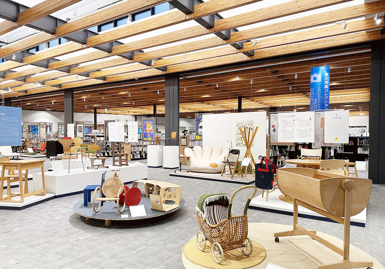 홋카이도의 유명 가구 생산지답게 도서관에 가구와 관련된 전시도 눈에 띈다. 지역 내 중학생이 올라가는 아이들에게 전달하는 ‘배움의 의자’부터 독특한 모양새의 소파와 목재 가구, 요람 등을 볼 수 있다.