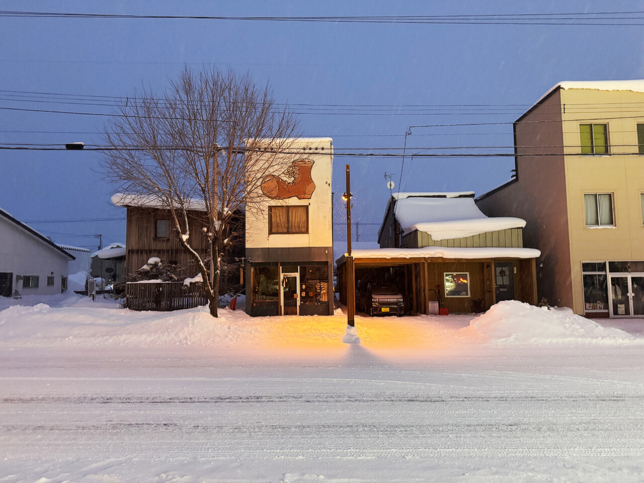 멀리서봐도 케이크를 팔고 신발을 파는 가게임을 한눈에 알 수 있는 히가시카와 마을의 귀여운 간판들.