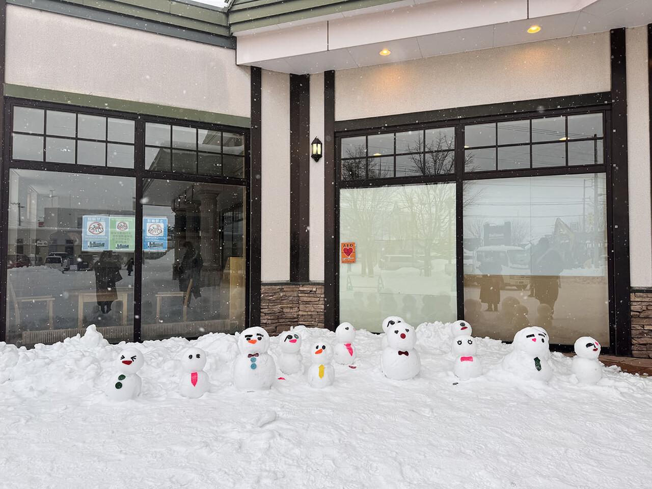 히가시카와 도초관 앞 귀여운 눈사람들. 다음 날 가보니 밤새 내린 눈에 눈코입이 모두 사라지기도 했다.