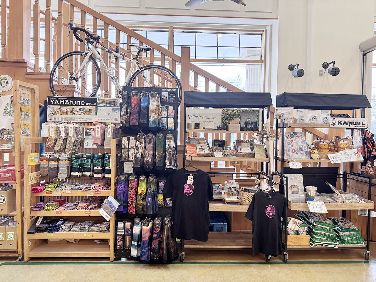 히가시카와 도초관에서 판매하는 각종 특산물과 기념품들. 히가시카와에서 만들었다는 내추럴 와인에 눈길이 간다.