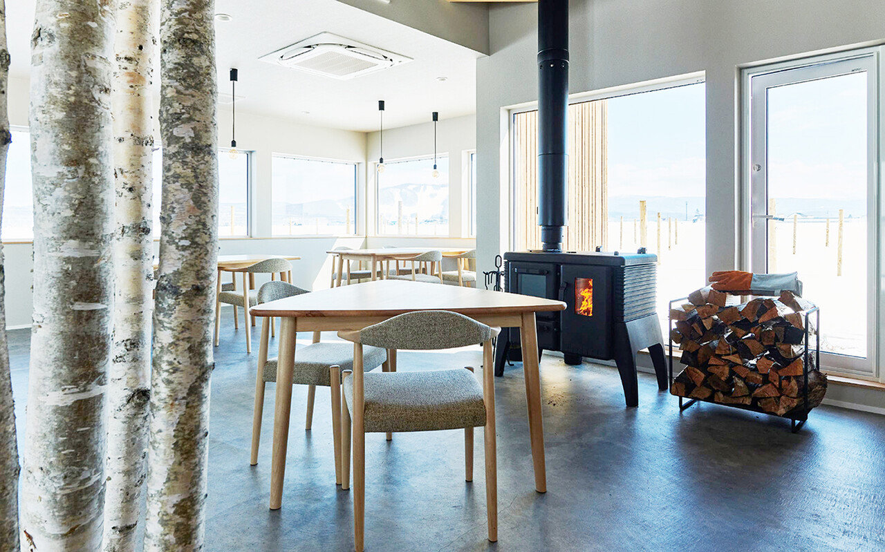 건물을 둘러싼 통창으로 여름이면 푸른 논밭 전경이, 겨울이면 희디흰 설원의 풍경이 들이치는 히가시카와 펠리컨의 내부 모습.