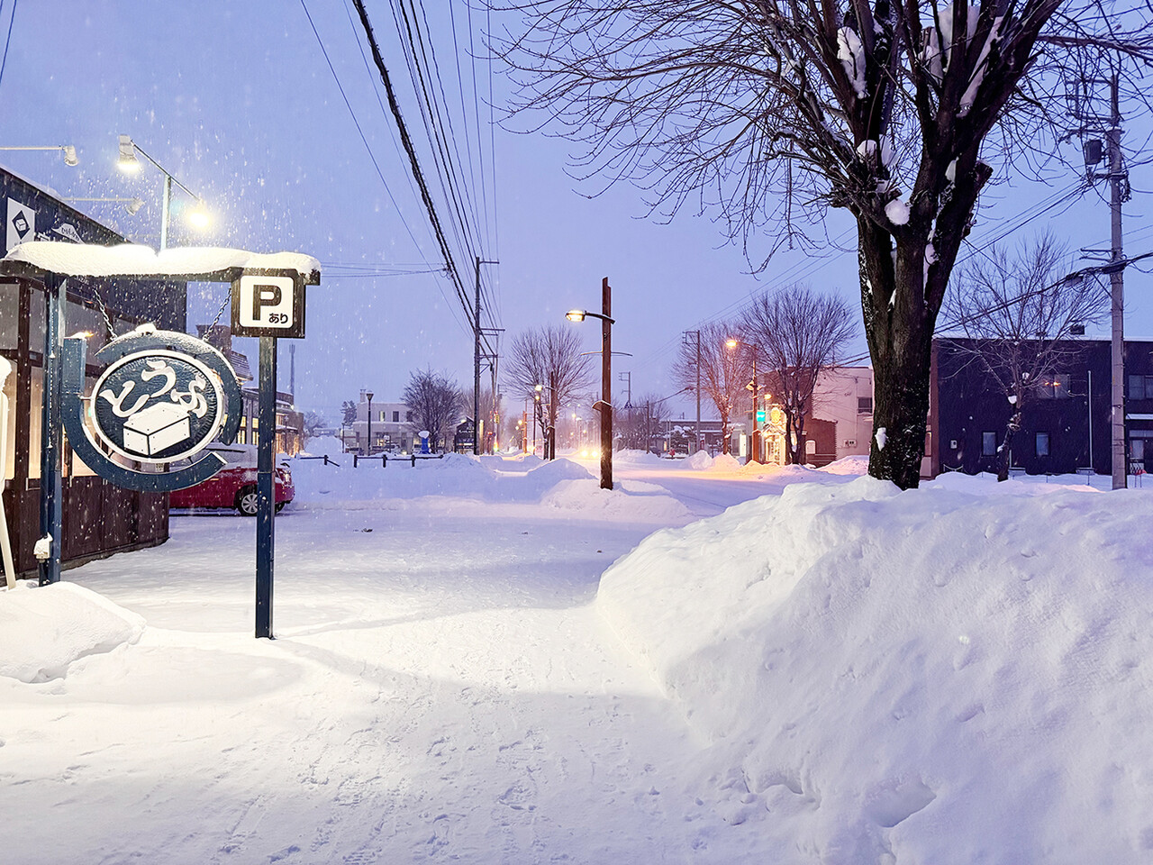 해가 일찍 지는 히가시카와의 저녁 풍경. 두유로 만든 아이스크림을 판매하는 두부 가게의 간판이 눈에 띈다.
