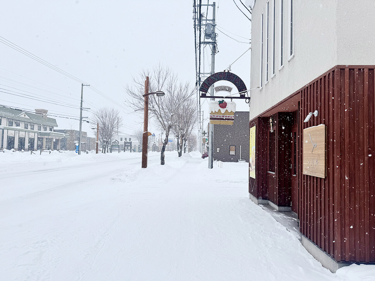 커다란 케이크 모양의 간판이 귀여운 이곳은 텐게츠안이라는 이름의 디저트 가게로, 무려 1957년 문을 연 히가시카와 마을의 대표 베이커리다.