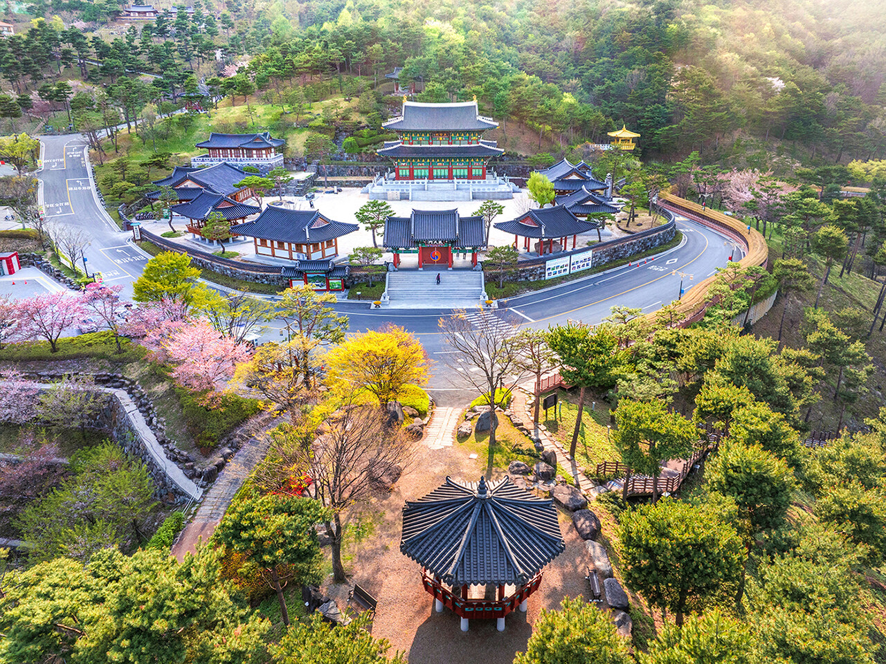 올해 처음으로 ‘한국관광 100선’에 선정된 산청 동의보감촌은 허준의 정신과 산청 약초의 우수성을 느낄 수 있는 곳이다.