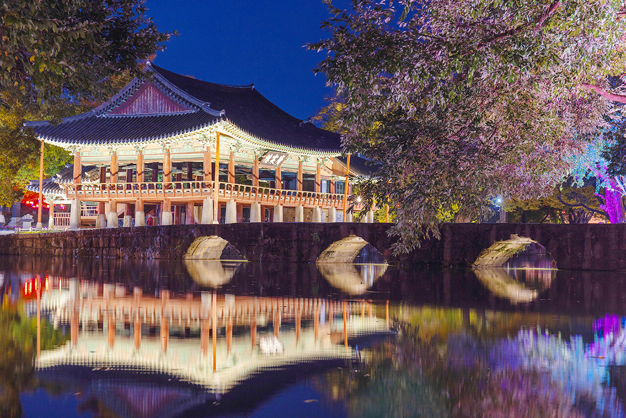 광한루원은 춘향전의 공간적 배경이 된 곳으로 삼신섬이 있는 연못, 오작교가 동양적인 자연미를 자아낸다.