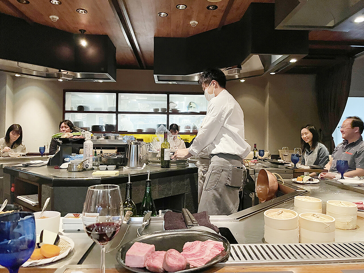 다양한 일본의 미식 세계를 경험하고 싶다면 테판야키 레스토랑 미디엄레어를 추천한다