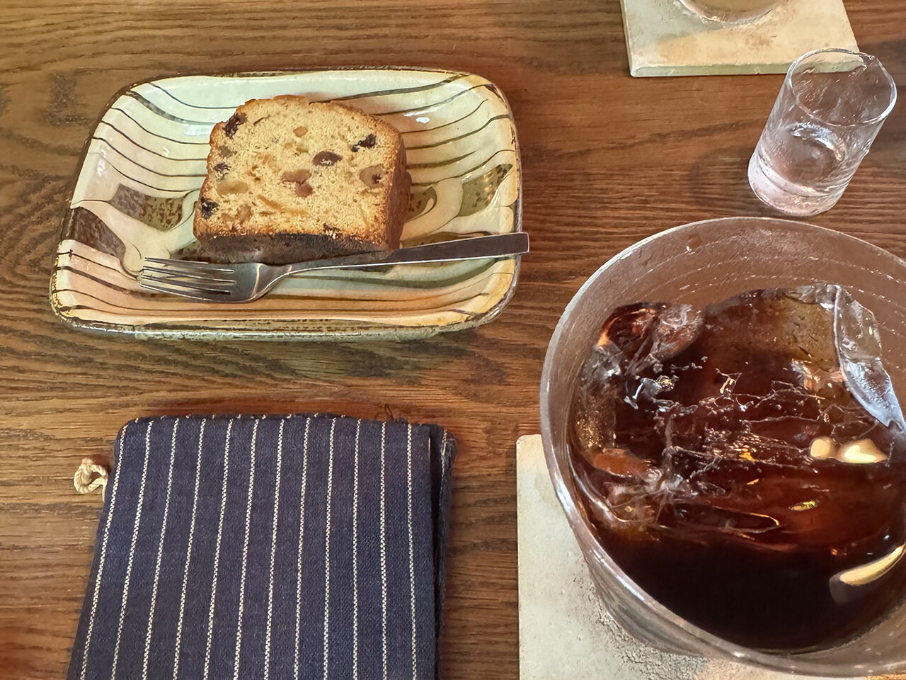 카페 테논은 넬드립 방식으로 내린 깊은 풍미의 커피와 소박한 디저트를 제공한다