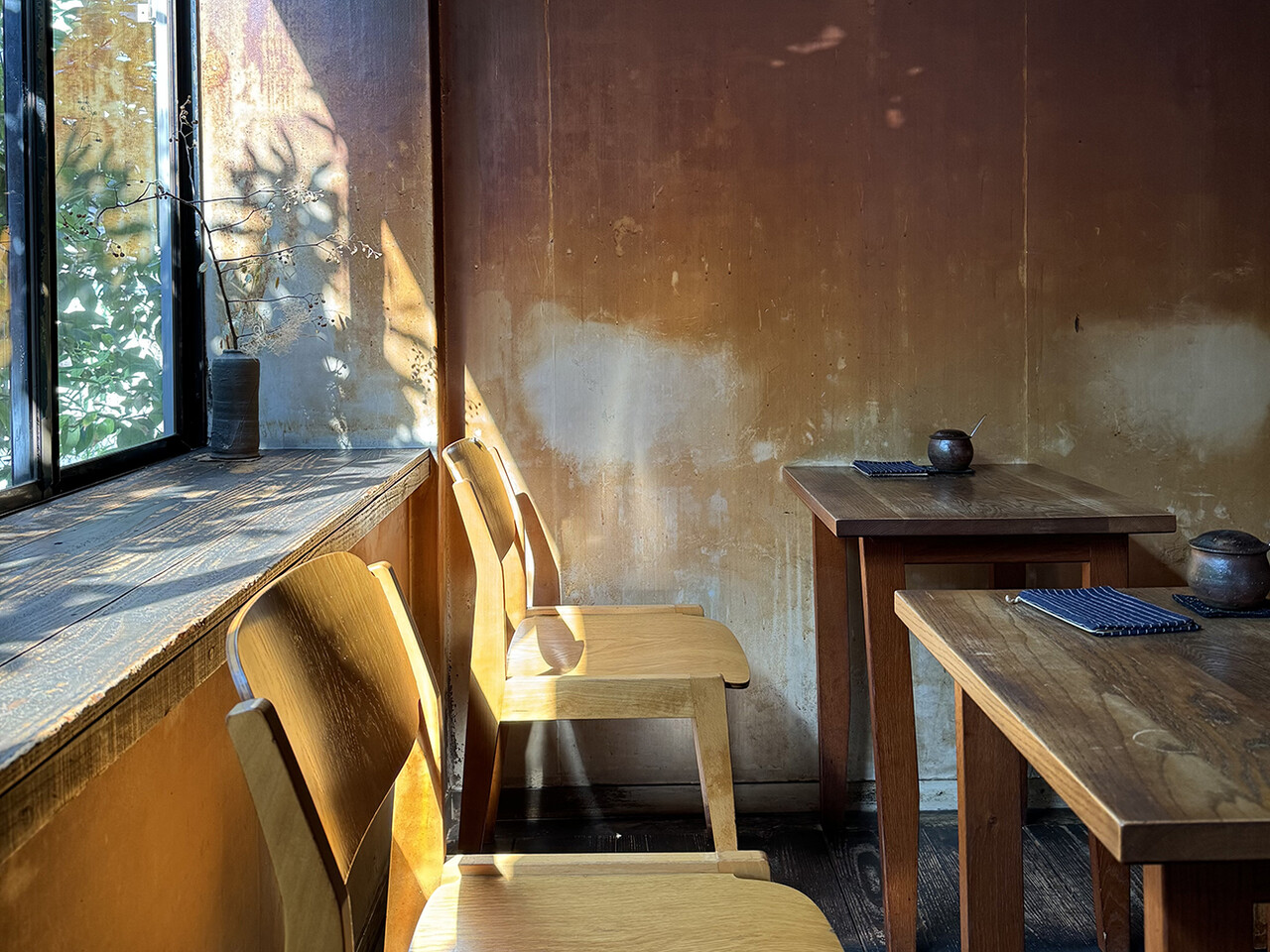 음악 소리도 들리지 않는 카페 테논의 작은 실내에는 커피 내리는 소리, 이따금 담소 나누는 소리, 잔 부딪는 소리와 함께 초여름 햇살이 만든 그림자만이 가득하다