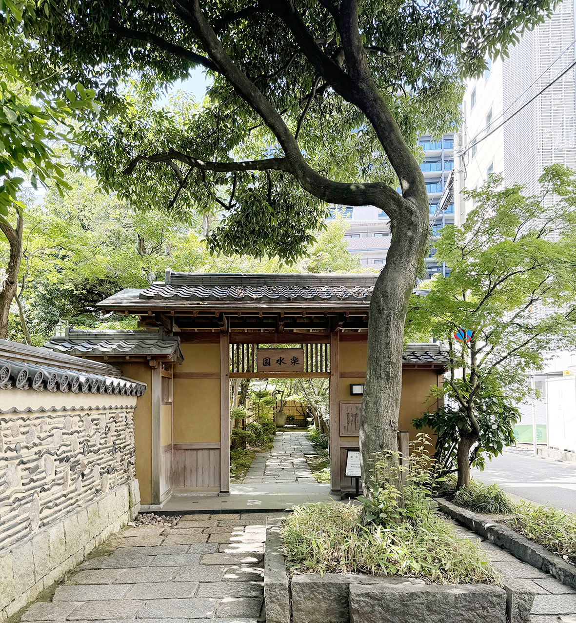 하카타역에서 도보 10분 거리에 위치한 라쿠스이엔은 복잡한 도심 속에서 전통의 여유를 느낄 수 있는 공간이다