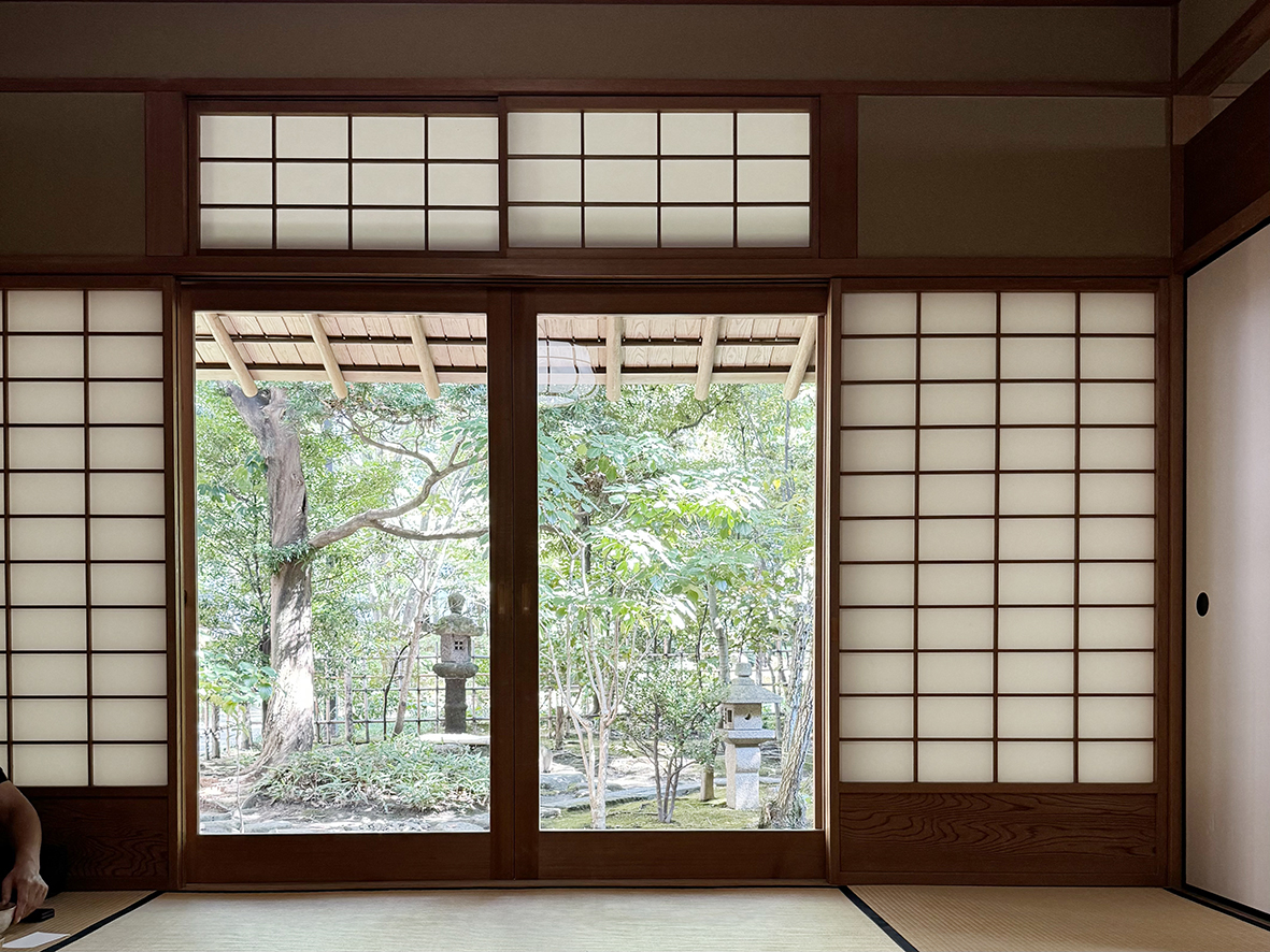 라쿠스이엔에는 다도를 즐길 수 있는 두 개의 다실이 있다. 초여름 녹음을 품은 다실의 커다란 창은 액자처럼 느껴진다