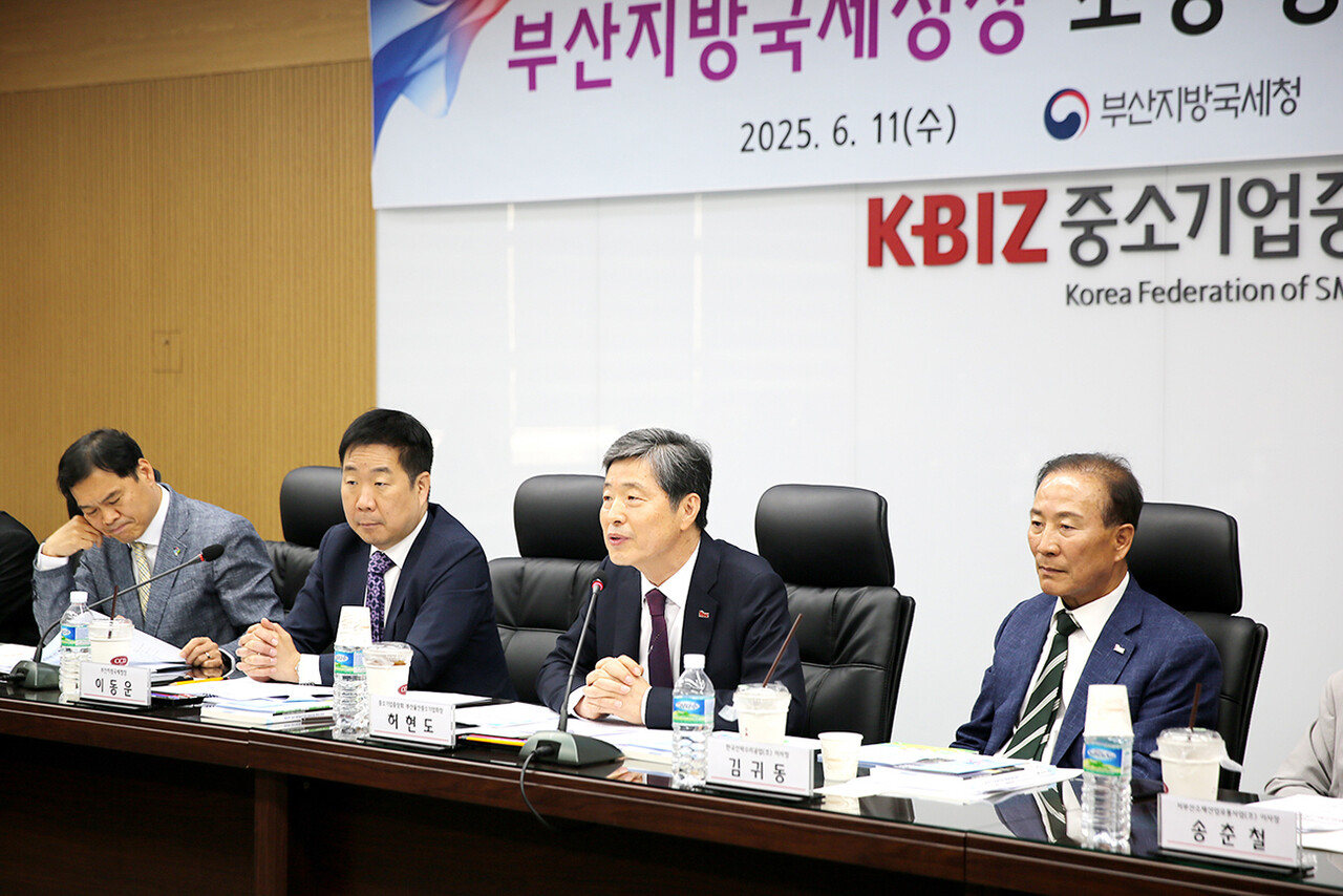 지난 11일 중기중앙회 부산회관에서 열린 ‘부산지방국세청장 초청 중소기업인 간담회’에서 이동운 부산국세청장(왼쪽 두번째부터)과 허현도 중기중앙회 부산울산중소기업회장, 김귀동 중기중앙회 이사 등 참석자들이 중소기업 세정현안에 대해 논의하고 있다. 	 [중소기업중앙회 부산울산지역본부]