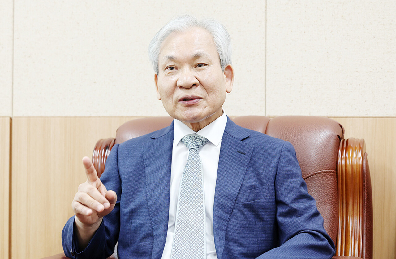 박만희 대구경북금형공업협동조합 이사장은 지자체와 협력해 조합이 운영 중인 차세대금형기술혁신센터 내에 금형 중소기업들이 필요로 하는 대형고가장비 구축을 추진하겠다고 밝혔다.  [중소기업중앙회]