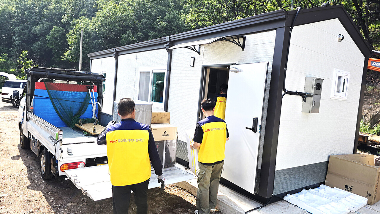 중소기업사랑나눔재단 직원들은 지난 18일 영양군 일대의 임시 주거시설들을 돌며 이재민들에게 생필품과 가전제품 등을 전달했다.