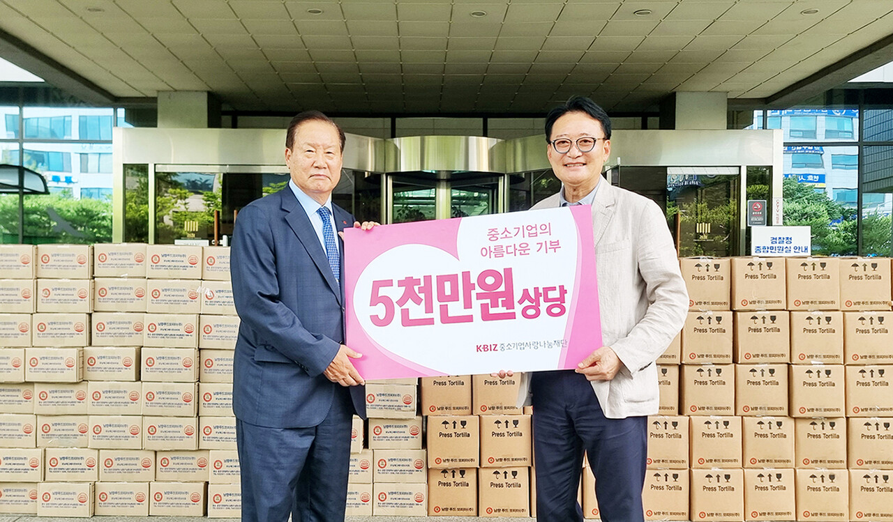 이군신 남향푸드또띠아㈜ 대표(오른쪽)가 손인국 중소기업사랑나눔재단 이사장(왼쪽)에게 5000만원 상당의 브리또 제품을 전달하고 있다.
