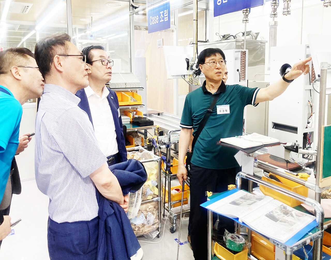 지난 6월 24일 중소기업중앙회는 인천 서구에 위치한 스마트공장 구축 우수기업인 ㈜에어메이저(대표이사 김영태)를 방문해 ‘2025년 제조혁신 우수기업 벤치마킹’을 실시했다. 유경형(오른쪽) 에어메이저 이사가 협동조합 관계자 등에게 자사의 스마트공장 시스템에 대해 설명하고 있다.	[중소기업뉴스 DB]