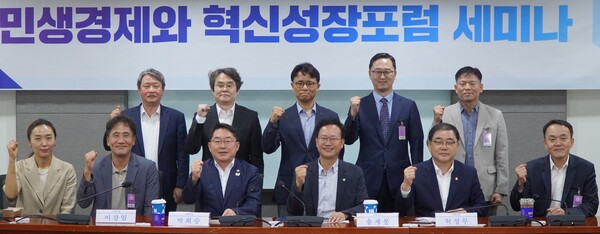 허성무 의원(오른쪽 두 번째) 등 참석자들이 8월 7일 국회에서 열린 ‘스마트공장 혁신 사례 공유’ 토론회에서 제조업 혁신과 상생형 스마트공장 정책 방향을 논의하고 있다.