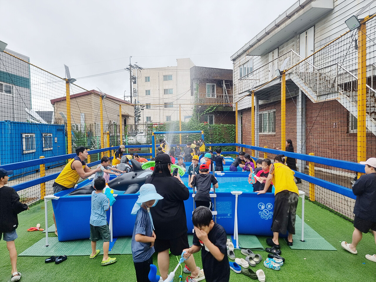 중소기업연합봉사단 봉사자들은 지난달 19일 인천에 위치한 아동보육시설인 ‘파인트리홈’ 마당에 수영장을 설치한 후 아이들과 물놀이 이벤트를 진행했다.