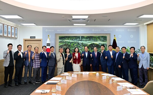지난 20일 서울시의회에서 열린 '서울시의회 의장과 중소기업계 간담회'에서 최호정 의장(왼쪽 아홉번째부터)과 박종석 중기중앙회 서울중소기업회장 등 참석자들이 기념촬영하고 있다. [중기중앙회 서울지역본부] 
