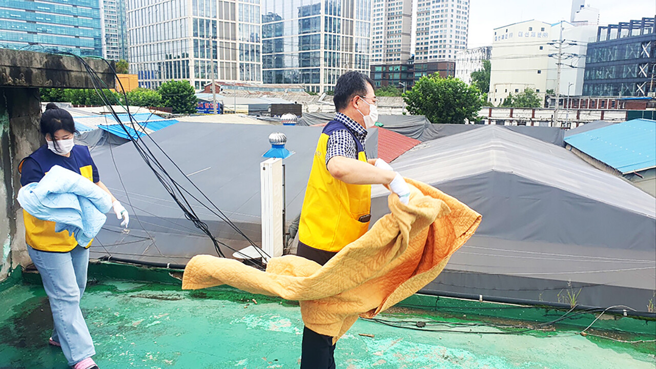 중기중앙회의 독립부서와 경제정책본부, 자산운용본부는 각각 16일, 17일, 18일에 서울 영등포구의 노숙인 지원시설인 옹달샘드롭인센터를 찾아 봉사를 실시했다.