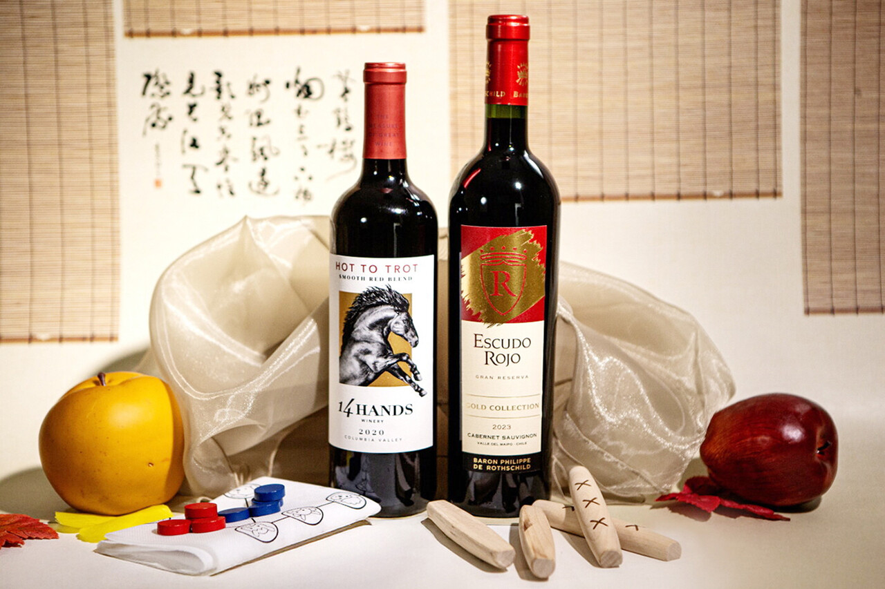 윷놀이와 와인을 결합한 아영FBC의 추석선물세트