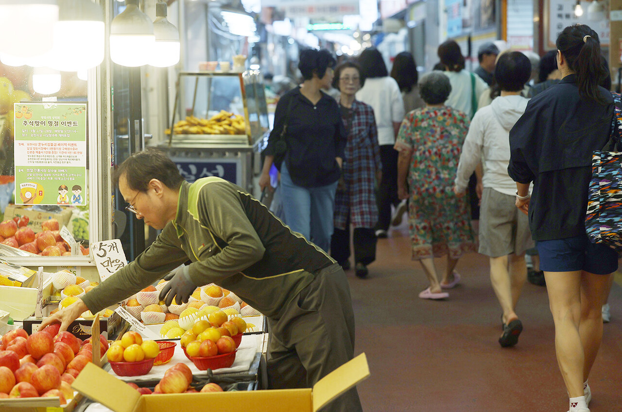 추석을 앞둔 23일 서대문구 영천시장에 한 상인이 진열대를 정비하고 있다.