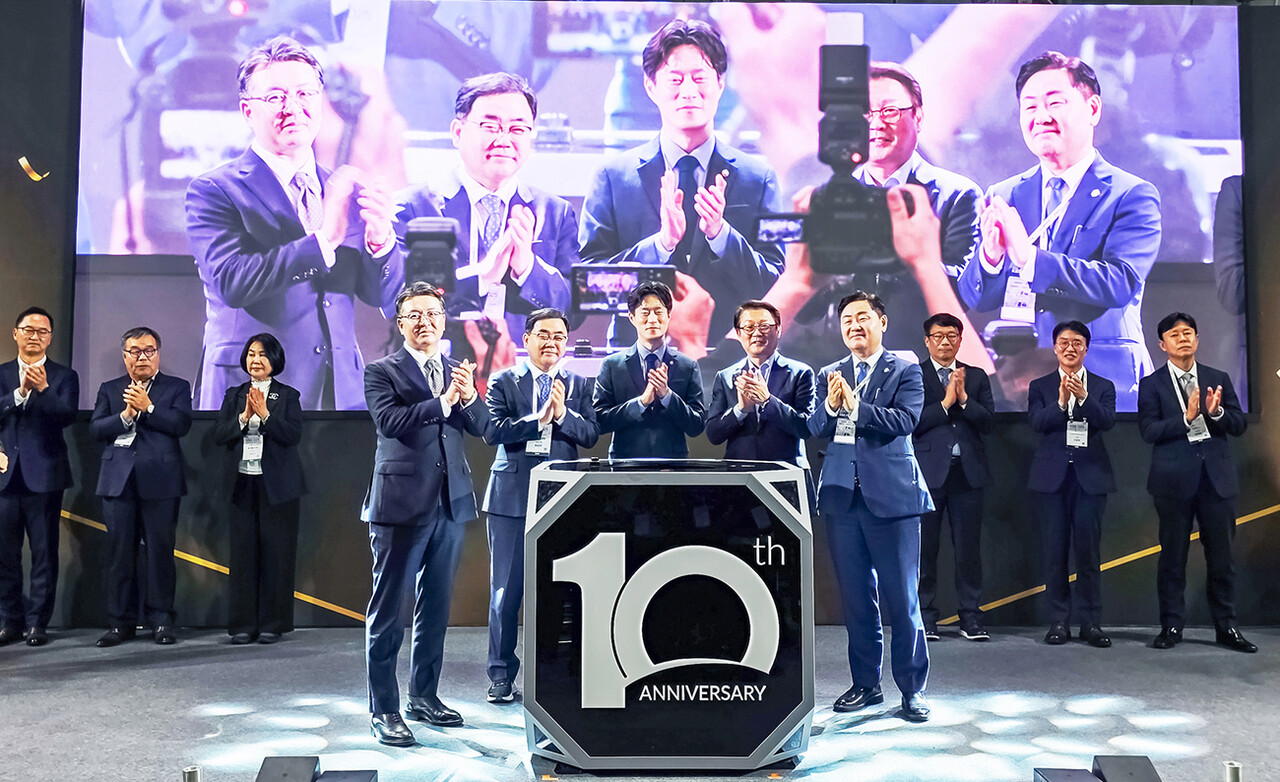 지난 21일 서울 강남구 코엑스에서 열린 삼성 스마트공장 지원사업 10주년 기념행사에서 기념 촬영하고 있다. 왼쪽부터 오기웅 중소기업중앙회 상근부회장, 더불어민주당 허성무 의원, 노용석 중소벤처기업부 차관, 박승희 삼성전자 CR담당 사장, 김관영 전북도지사.	[삼성전자]