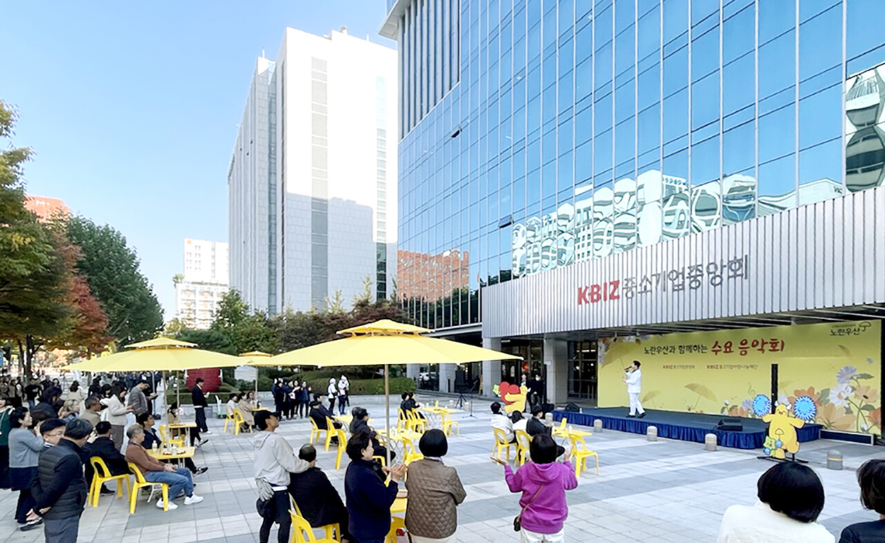 11월 5일 서울 여의도 중기중앙회 후문 앞마당에서 하반기 첫 수요음악회가 열렸다. 쌀쌀한 날씨에도 불구하고 많은 행인이 공연을 관람했다.