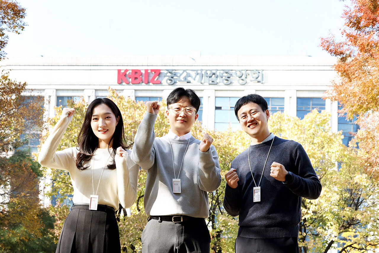 지난 5일 서울 여의도공원에서 중소기업중앙회 강채빈 인력정책실 대리(왼쪽부터), 임치범 디지털전략실 사원, 장동진 교육지원실 과장이 파이팅 포즈를 취하고 있다. [황정아 기자]