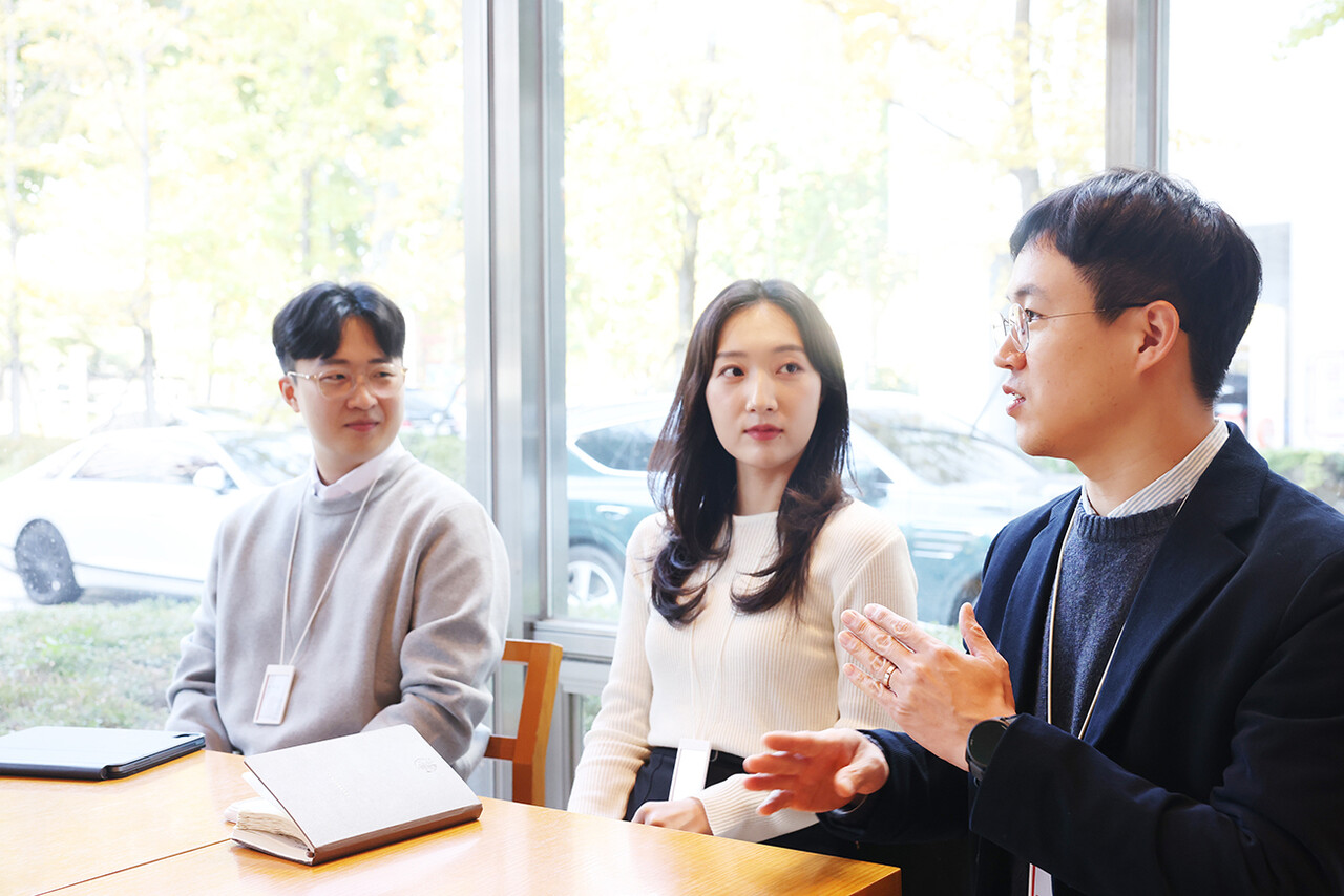 임치범 디지털전략실 사원(왼쪽부터), 강채빈 인력정책실 대리, 장동진 교육지원실 과장. [황정아 기자]
