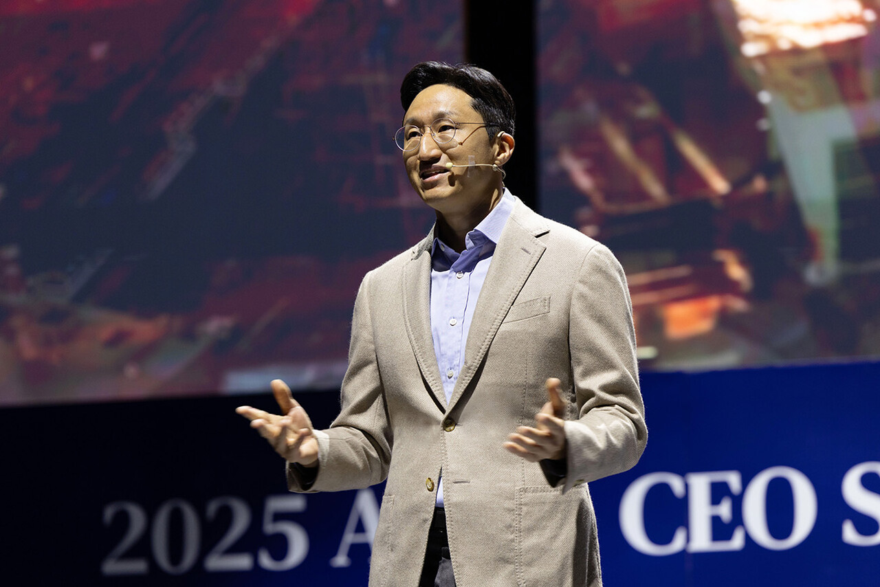 정기선 HD현대 회장이 10월 27일 경북 경주시 경주엑스포대공원 문화센터 문무홀에서 열린 아시아태평양경제협력체(APEC) 최고경영자 서밋 '퓨처 테크 포럼: 조선'에서 기조연설하고 있다.  [연합뉴스]