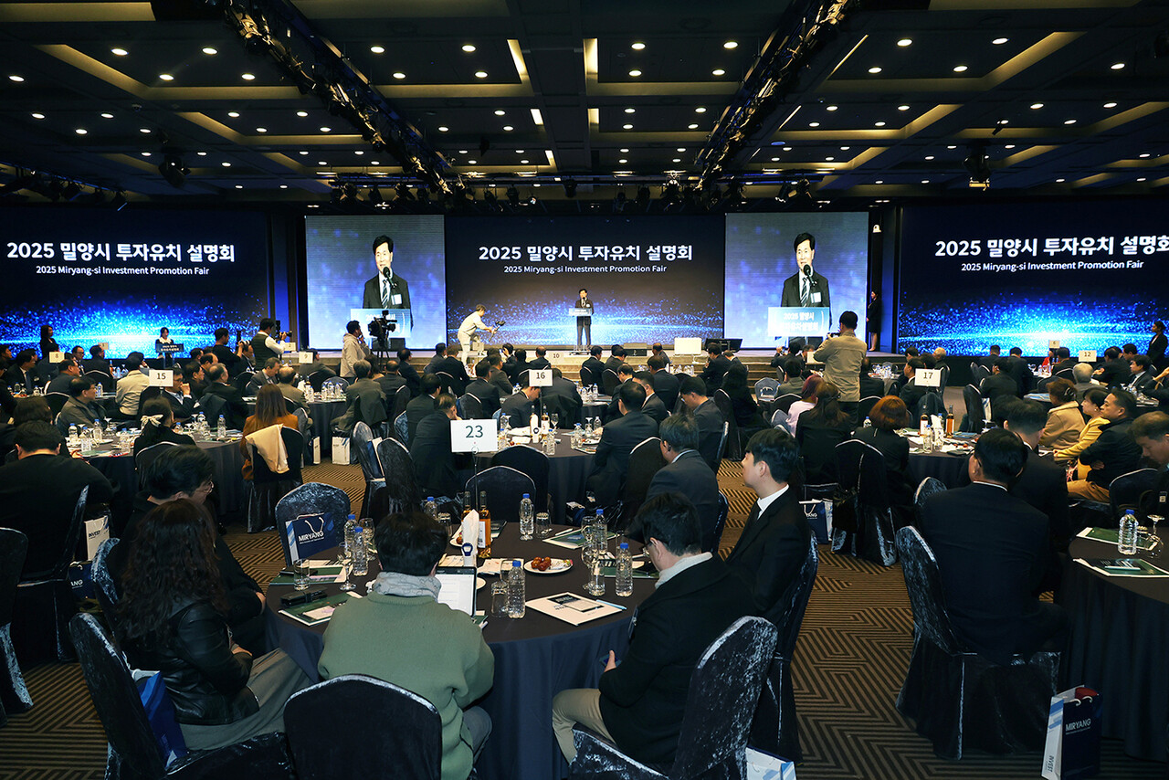 지난 6일 서울 여의도 중소기업중앙회에서 열린 ‘2025 밀양시 투자유치 설명회’에서 안병구 밀양시장이 투자환경과 지원정책을 소개하고 있다.	[황정아 기자]