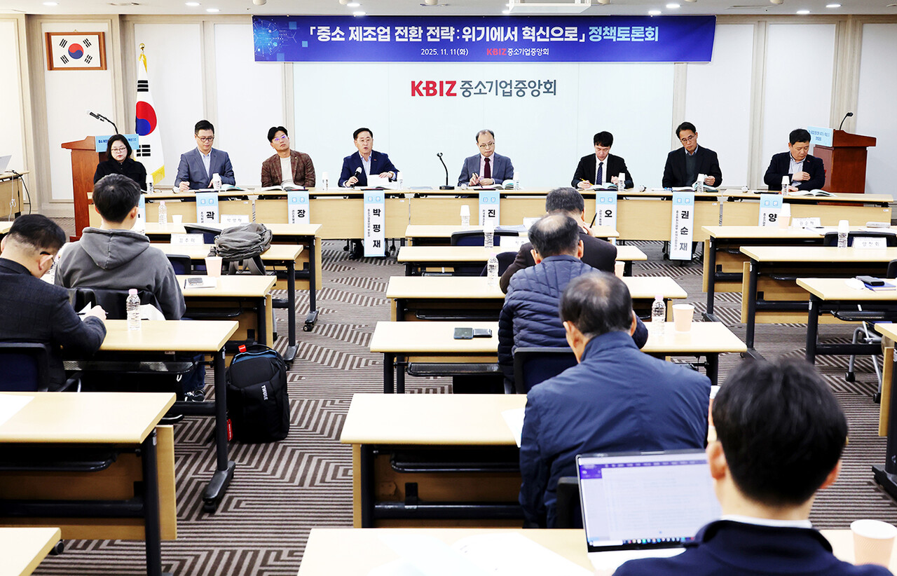 지난 11일 ‘중소 제조업 전환 전략, 위기에서 혁신으로’ 정책 토론회에 참석한 패널들이 진병채 한국중소기업학회장(오른쪽에서 네번째)을 좌장으로 열띤 토론을 진행하고 있다. /황정아 기자