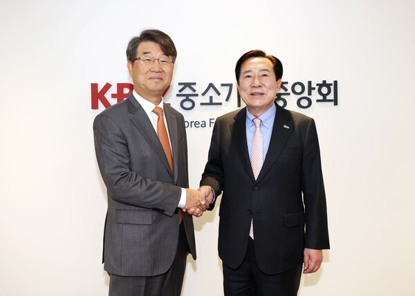 왼쪽부터 김지형 경사노위 위원장, 김기문 중소기업중앙회장