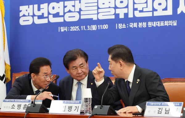 더불어민주당 김병기 원내대표가 지난 3일 서울 여의도 국회에서 열린 정년연장특별위원회 제1차 본위원회의에서 소병훈 위원장(가운데), 김주영 간사(왼쪽)와 대화하고 있다. 사진 연합뉴스