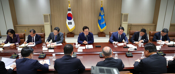 이재명 대통령이 지난 16일 용산 대통령실에서 열린 한미 관세협상 후속 민관 합동회의에서 발언하고 있다. 오른쪽부터 하준경 경제성장수석, 정기선 HD현대 회장, 최태원 SK그룹 회장, 이 대통령, 이재용 삼성전자 회장, 여승주 한화그룹 부회장, 오현주 국가안보실 3차장. 연합뉴스