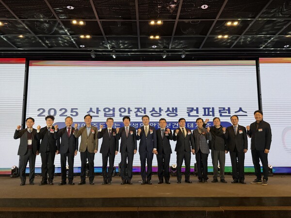  (왼쪽 5번째 부터) 김부희 고용노동부 산업안전예방정책관 / 안경덕 산업안전상생재단 이사장 / 오기웅 중기중앙회 상근부회장 / 정상빈 현대자동차그룹 부사장