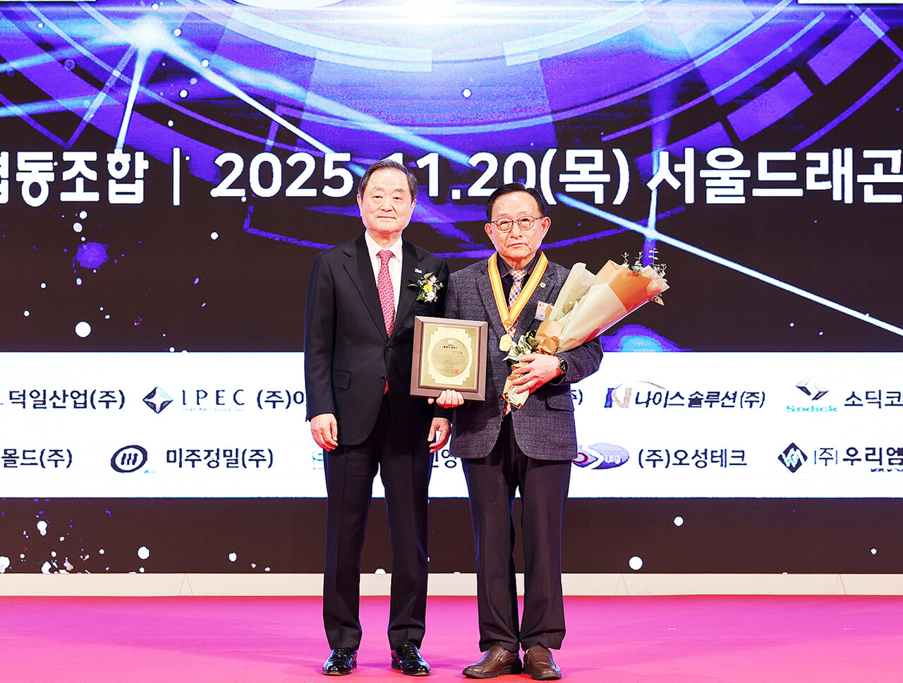 지난 20일 서울 용산구 서울드래곤시티호텔에서 열린 ‘제29회 금형의 날’ 행사에서 신용문 금형조합 이사장(왼쪽)이 올해의 금형인으로 선정된 김성봉 한국정밀 대표(오른쪽)와 함께 기념 촬영하고 있다. /한국금형산업협동조합