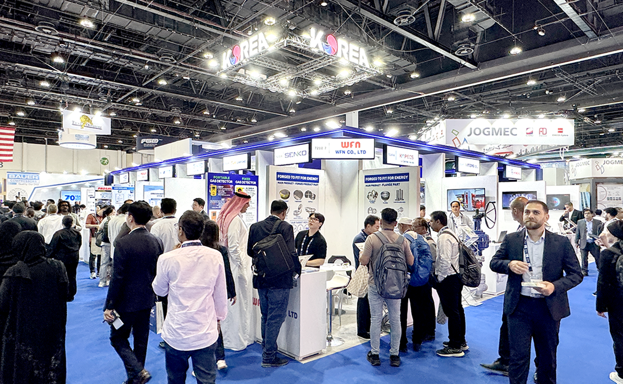 지난 3일부터 6일까지 아랍에미리트 아부다비 국립전시센터(ADNEC)에서 열린 ‘ADIPEC 2025’에 마련된 한국관에서 업체 관계자들이 상담하고 있다. /한국계측기기연구조합