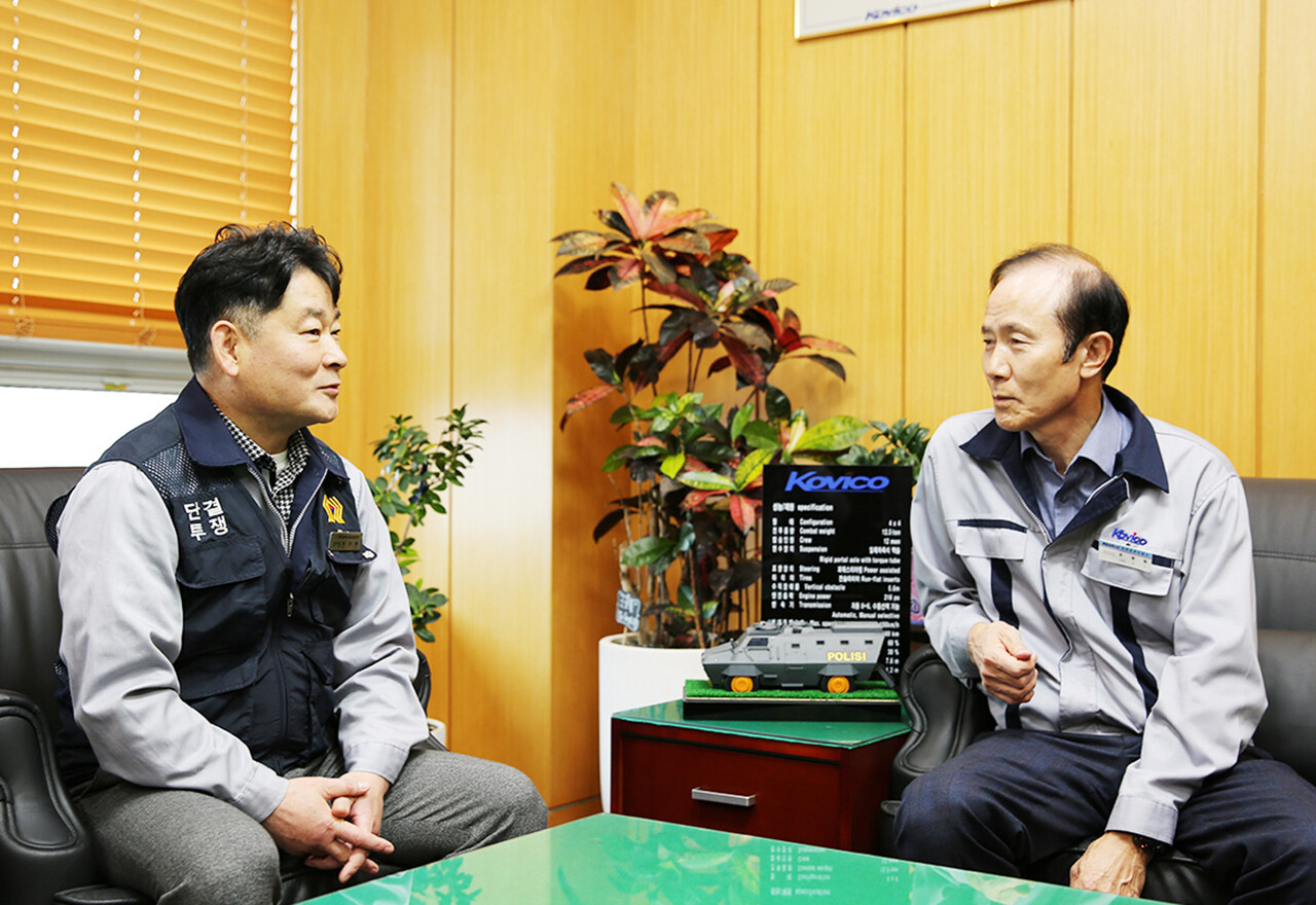 조광철 코비코㈜ 대표이사는 ‘노사 간의 진솔한 대화’와 ‘상호 존중’을 노사상생 문화를 만든 비결로 꼽았다. 조광철 대표(오른쪽)와 모수환 코비코㈜노조위원장(왼쪽)이 대화를 나누고 있다.