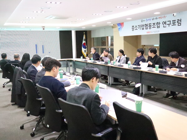 25일 서울 여의도 중기중앙회에서 열린 '제2차 중소기업협동조합 정책연구포럼' 참석자들이 중소기업협동조합의 조합원 증대 방안에 대해 논의하고 있다.  [중기중앙회 협동조합연구소]